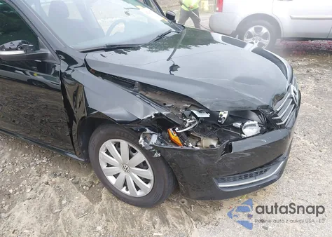 2013 Volkswagen Passat 2.5L S z USA, uszkodzony, nr VIN 1VWAH7A38DC147571